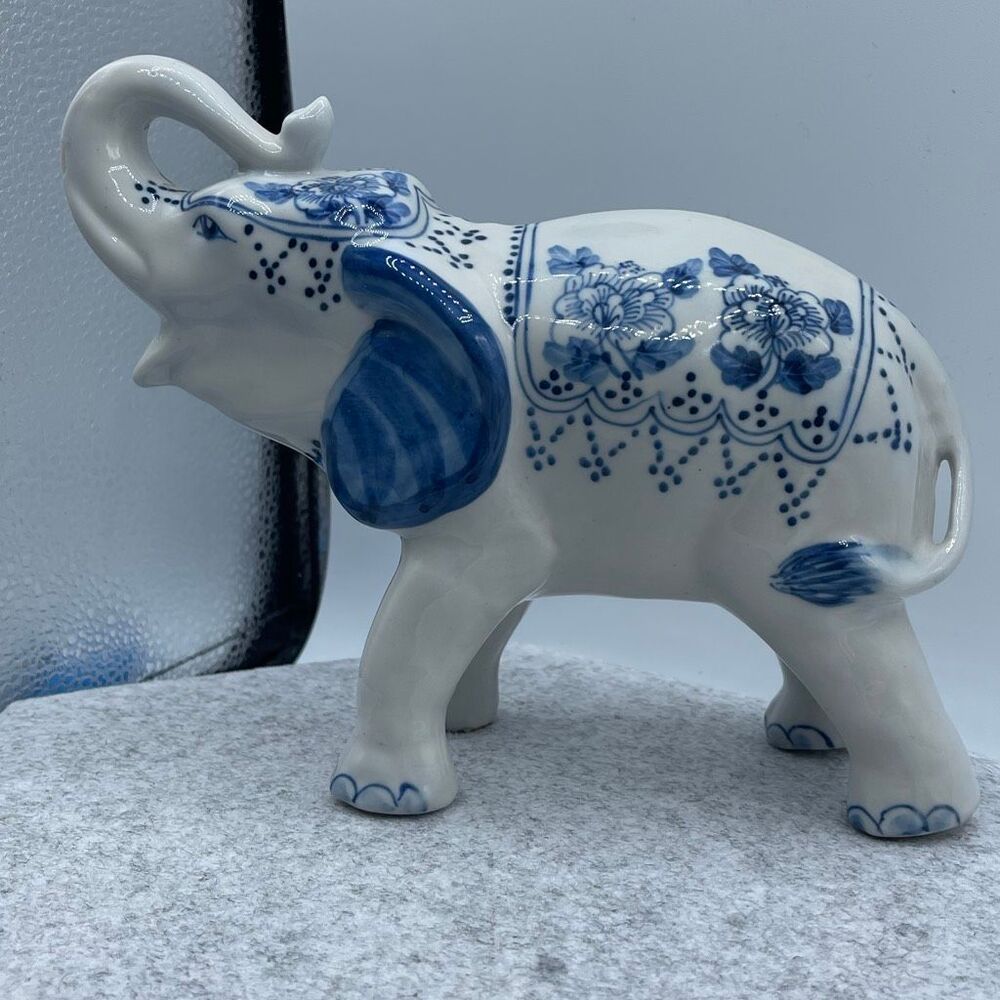 Vintage ceramic elephant figurine blue white floral - Picture 1 of 9